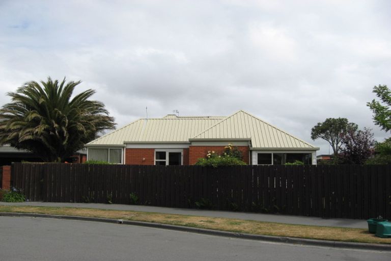 Photo of property in 8 Gatonby Place, Avonhead, Christchurch, 8042