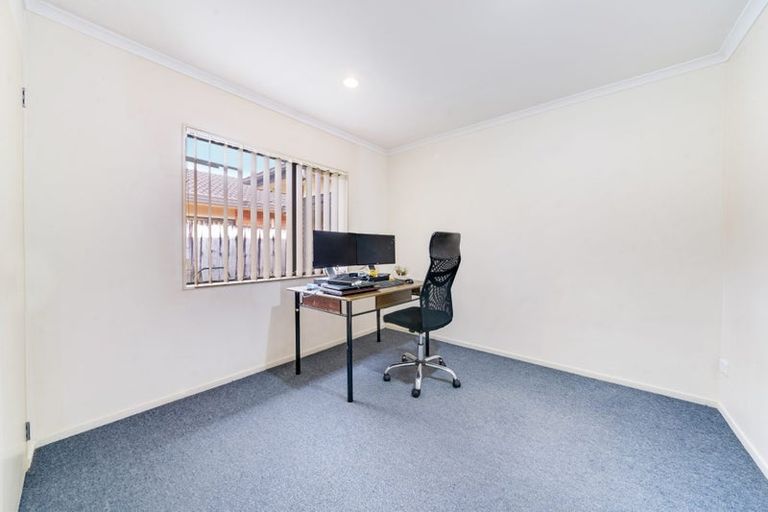 Photo of property in 16 Maadi Place, Papakura, 2110