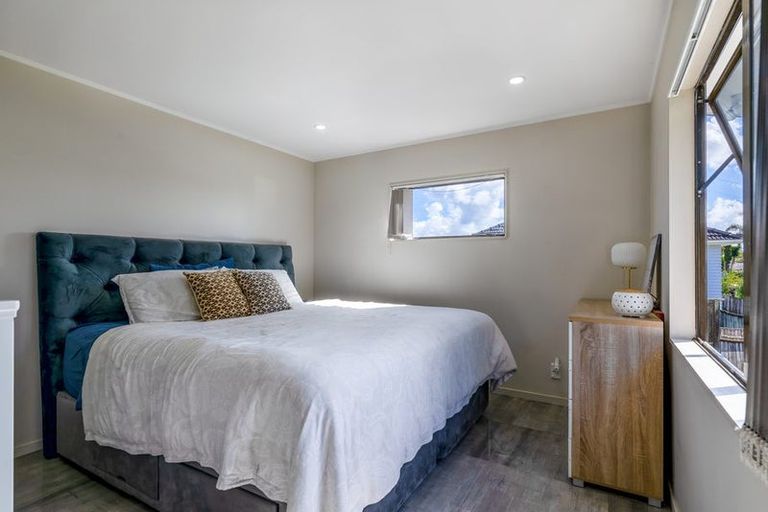 Photo of property in 13 Martin Place, Kelston, Auckland, 0602