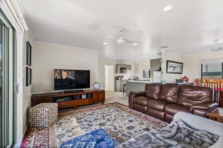 Photo of property in 11 Killygordon Place, Massey, Auckland, 0614