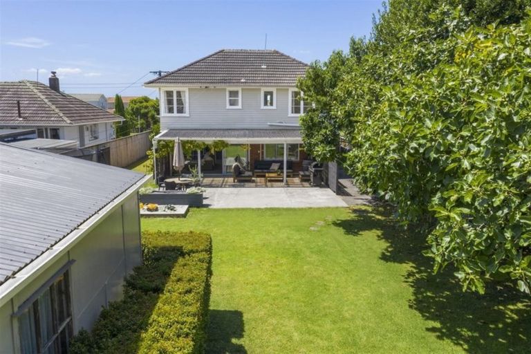 Photo of property in 53 Beach Road, Te Atatu Peninsula, Auckland, 0610