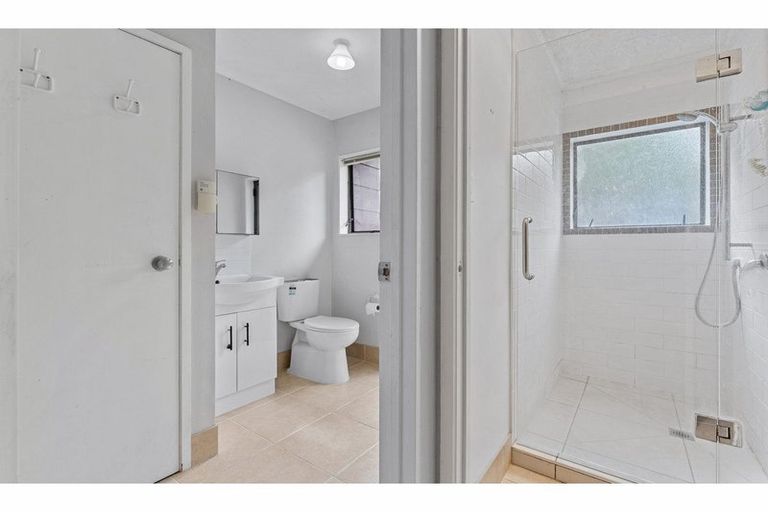 Photo of property in 1/33 Sapphire Place, Bayview, Auckland, 0629