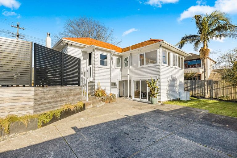 Photo of property in 1/150 East Coast Road, Forrest Hill, Auckland, 0620
