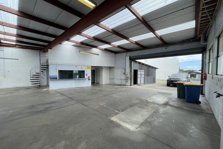 Photo of property in 1/17 View Road, Glenfield, Auckland, 0627
