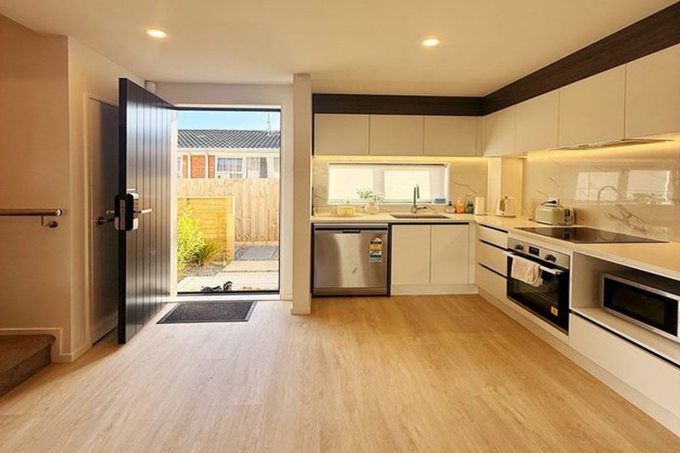 Photo of property in 47d Northcote Road, Hillcrest, Auckland, 0627