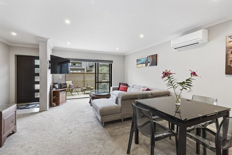 Photo of property in 19 Brindle Way, Newlands, Wellington, 6037