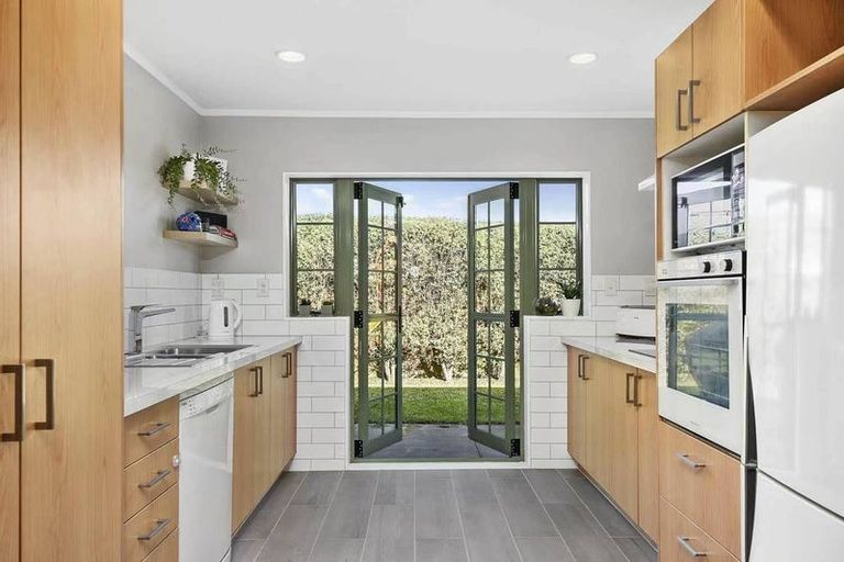 Photo of property in 1 Marbella Drive, Massey, Auckland, 0614