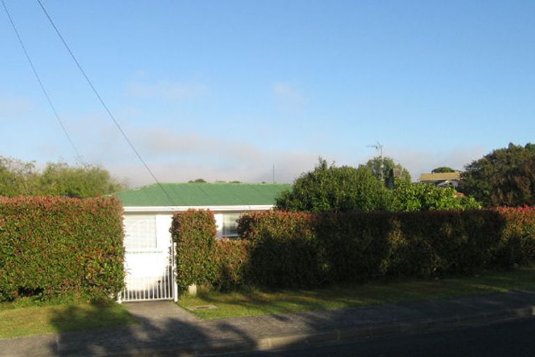 Photo of property in 2/14 Merton Avenue, Glenfield, Auckland, 0627