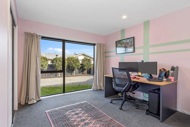 Photo of property in 27 Momorangi Crescent, Redwood, Christchurch, 8051
