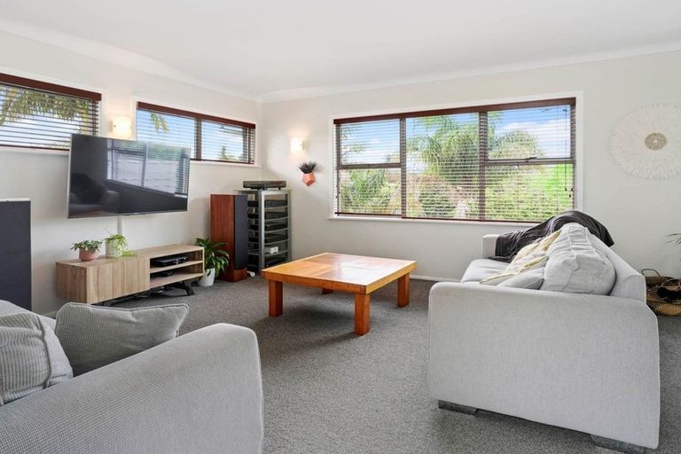 Photo of property in 16 Regal Place, Forrest Hill, Auckland, 0620