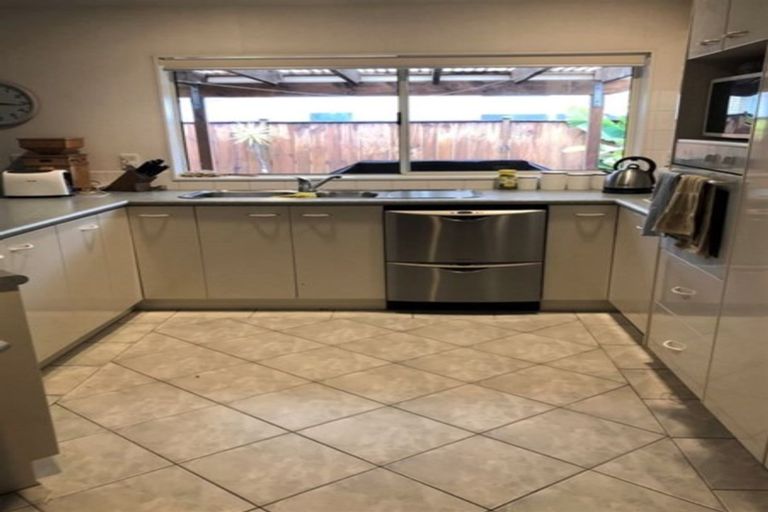 Photo of property in 14 Corta Bella Place, Golflands, Auckland, 2013