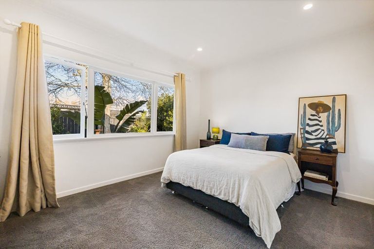 Photo of property in 1/150 East Coast Road, Forrest Hill, Auckland, 0620