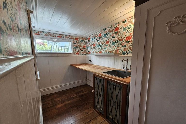 Photo of property in 42 Cameron Road, Bluff Hill, Napier, 4110