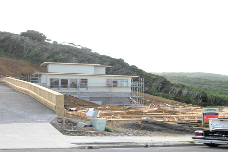 Photo of property in 27 Tamworth Crescent, Newlands, Wellington, 6037