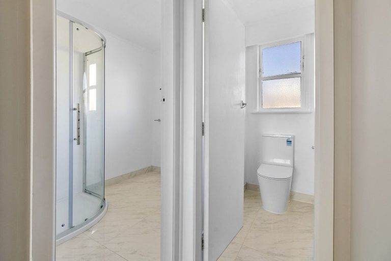 Photo of property in 3a Kinapori Terrace, Newlands, Wellington, 6037
