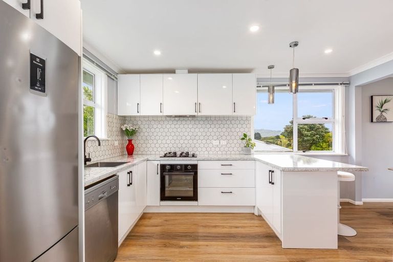 Photo of property in 100 Castor Crescent, Cannons Creek, Porirua, 5024