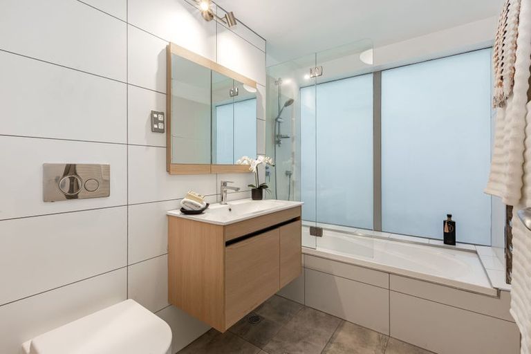 Photo of property in Aqua, 6/74 Oriental Parade, Oriental Bay, Wellington, 6011