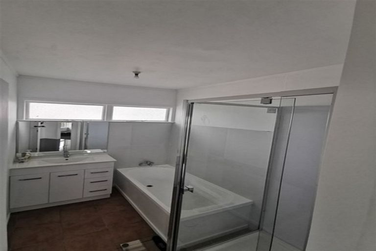 Photo of property in 3/240 Pakuranga Road, Pakuranga Heights, Auckland, 2010