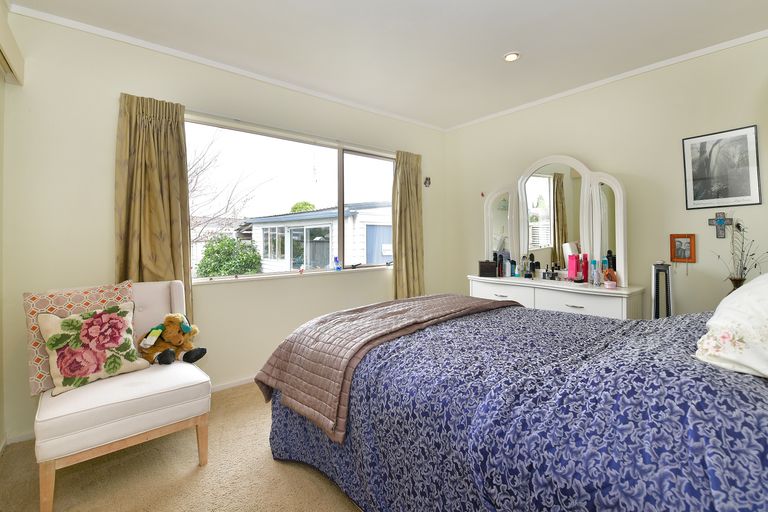 Photo of property in 14 Nickell Place, Orewa, 0931