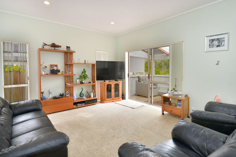 Photo of property in 14 Nickell Place, Orewa, 0931