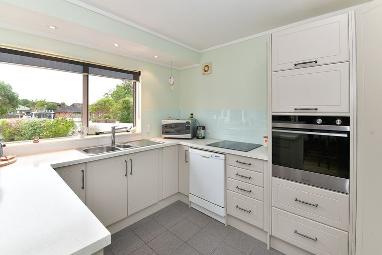 Photo of property in 14 Nickell Place, Orewa, 0931