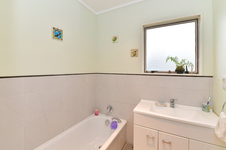 Photo of property in 14 Nickell Place, Orewa, 0931