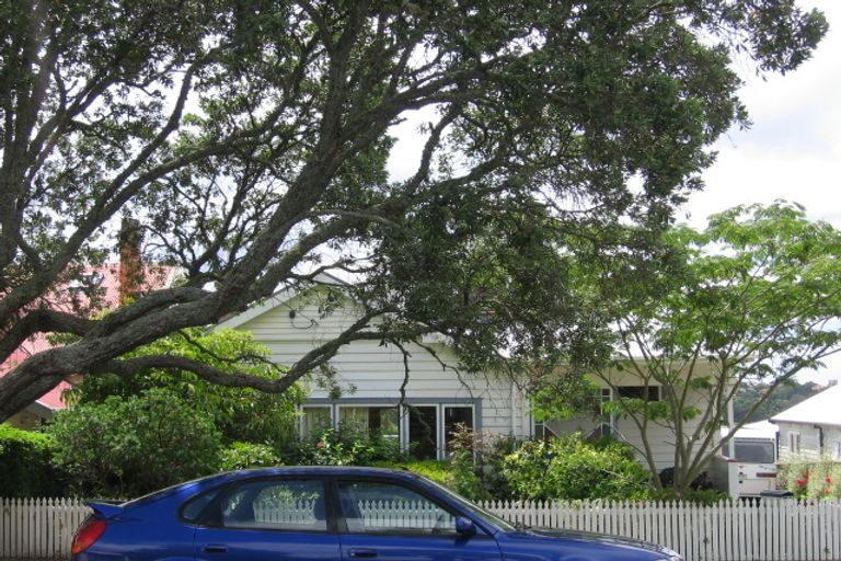 Photo of property in 24 Waterview Road, Stanley Point, Auckland, 0624