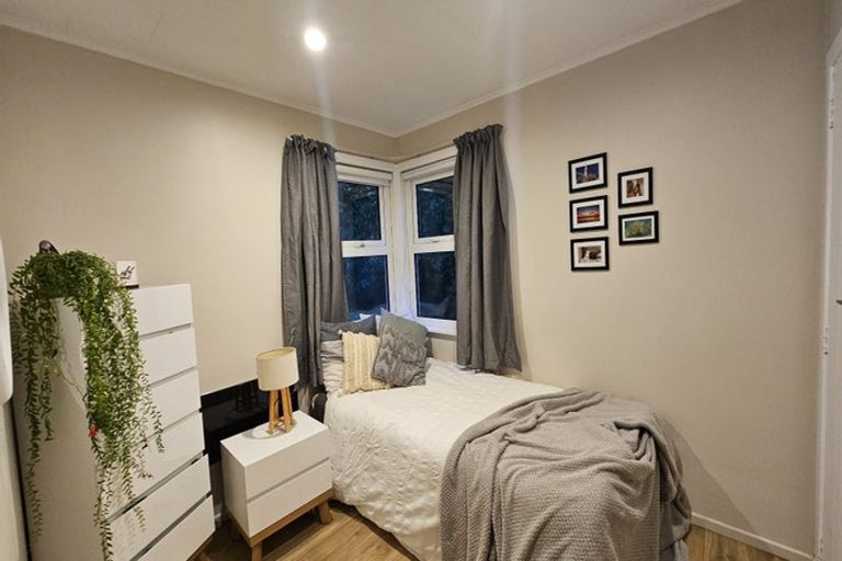 Photo of property in 28 Alwyn Place, Newlands, Wellington, 6037