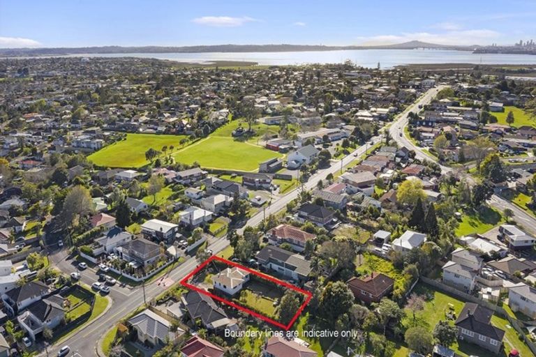 Photo of property in 24 School Road, Te Atatu South, Auckland, 0610