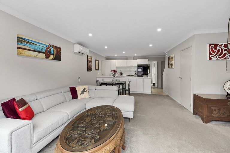 Photo of property in 19 Brindle Way, Newlands, Wellington, 6037
