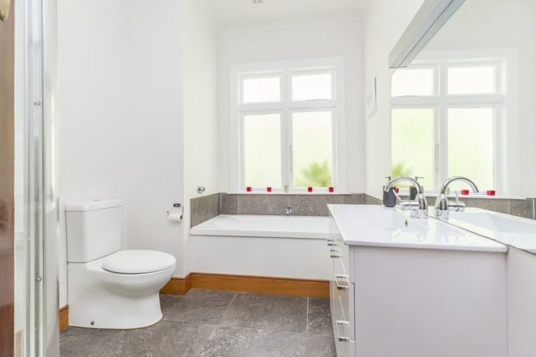 Photo of property in 27 Garden Road, Northland, Wellington, 6012