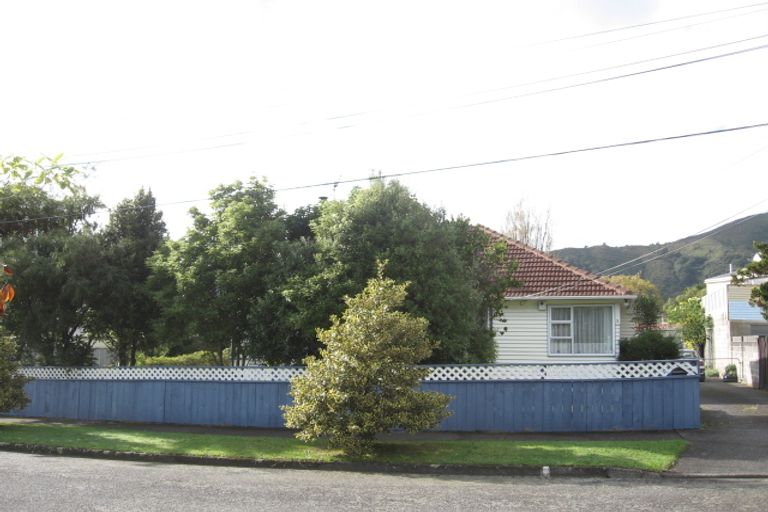 Photo of property in 2 Hill Grove, Naenae, Lower Hutt, 5011
