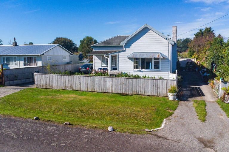 Photo of property in 28 Fox Street, Woodville, 4920