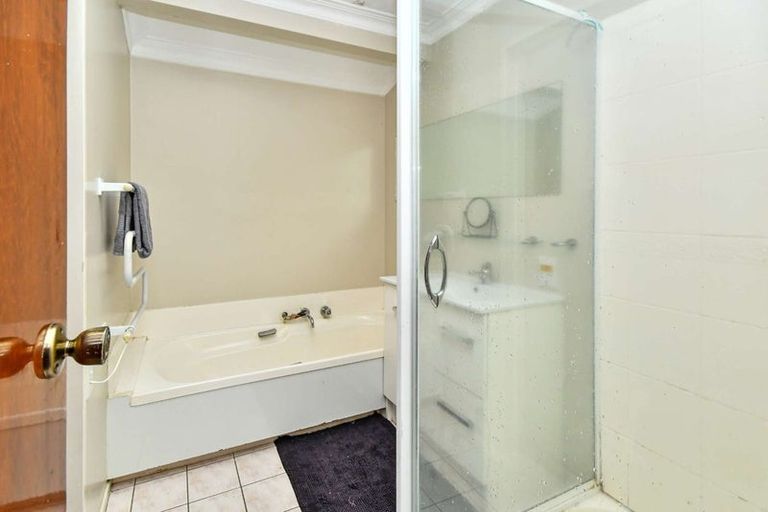 Photo of property in 11 Idesia Place, Totara Heights, Auckland, 2105