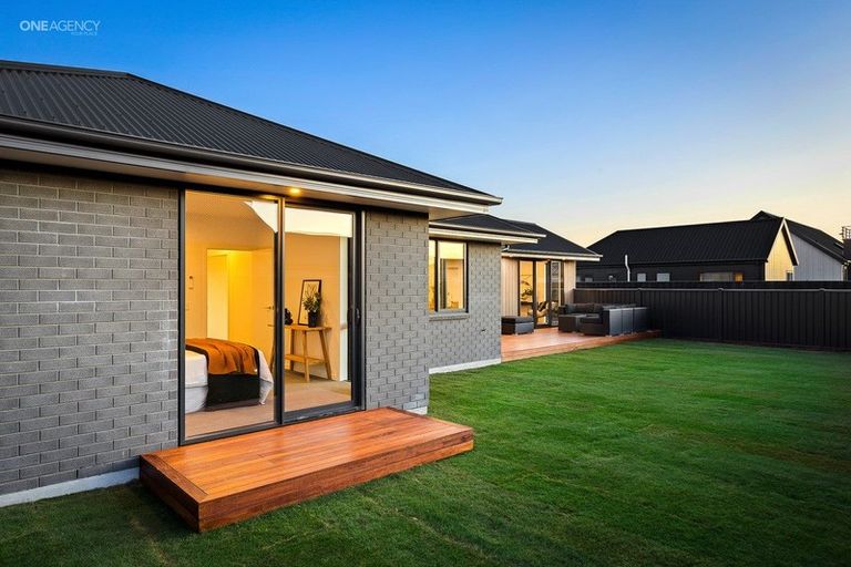 Photo of property in 6 Oakville Close, Rangiora, 7400