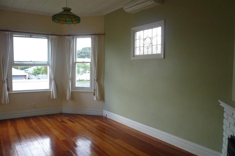 Photo of property in 7 Fairfax Avenue, Northcote, Auckland, 0627