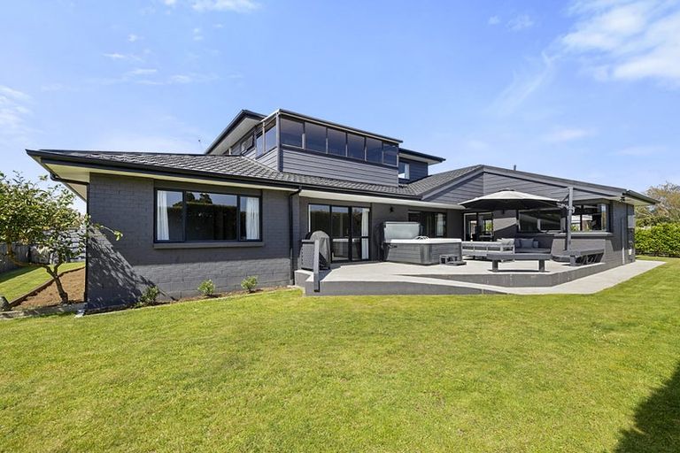 Photo of property in 40 Heta Road, Highlands Park, New Plymouth, 4312