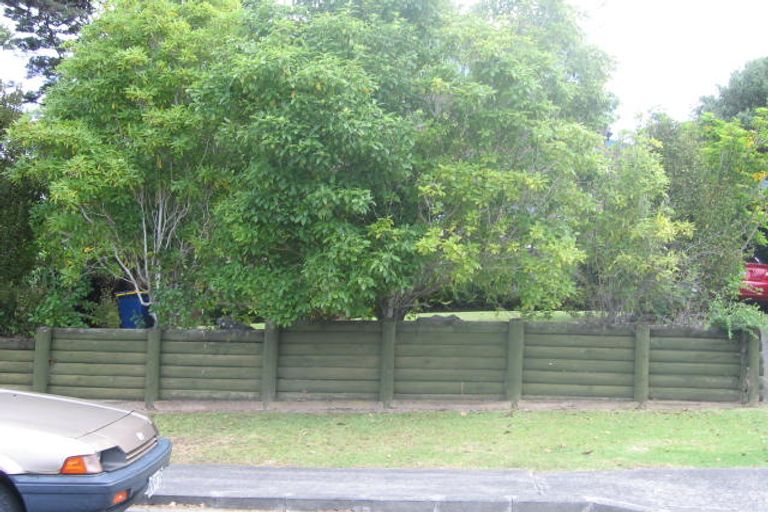 Photo of property in 1/20 Cassandra Grove, Totara Vale, Auckland, 0629