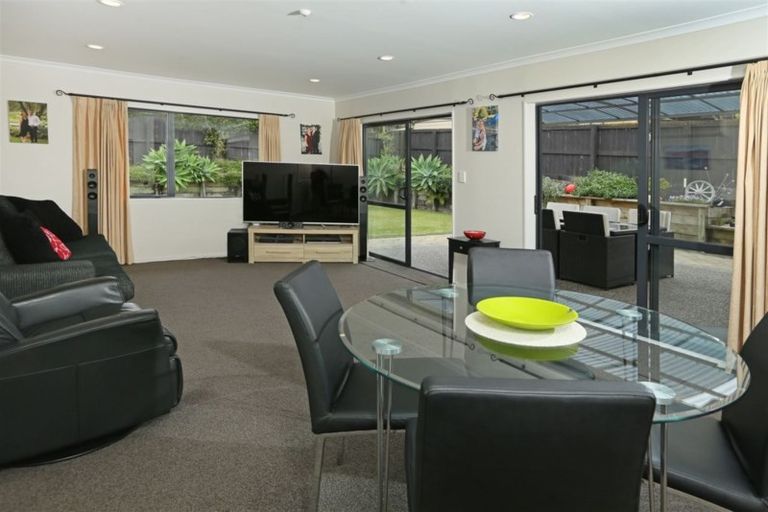 Photo of property in 17 Reybert Place, Massey, Auckland, 0614