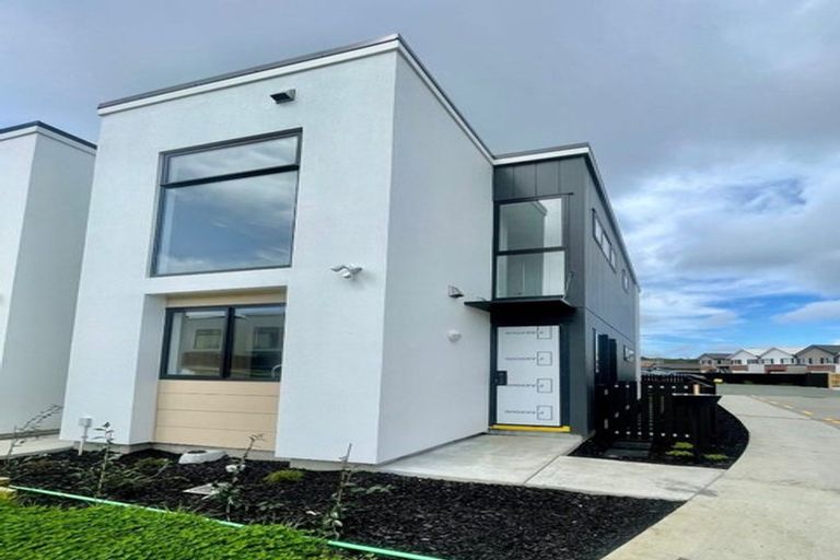 Photo of property in 2 Mikoikoi Crescent, Mangere Bridge, Auckland, 2022