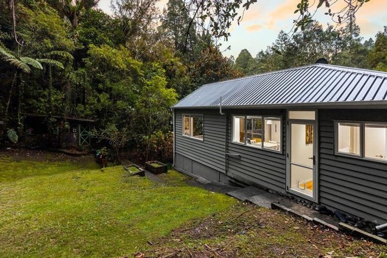 Photo of property in 30 Mahoe Road, Titirangi, Auckland, 0604