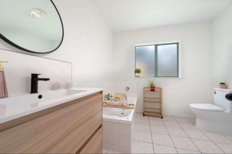 Photo of property in 4 San Pablo Way, Henderson, Auckland, 0612
