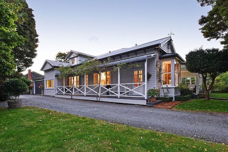 Photo of property in 2 Barton Road, Heretaunga, Upper Hutt, 5018