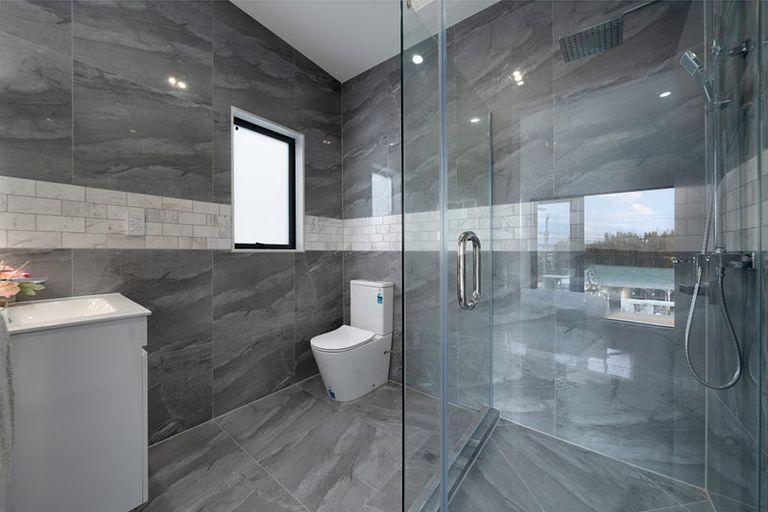 Photo of property in 4/13 Sarona Avenue, Glen Eden, Auckland, 0602