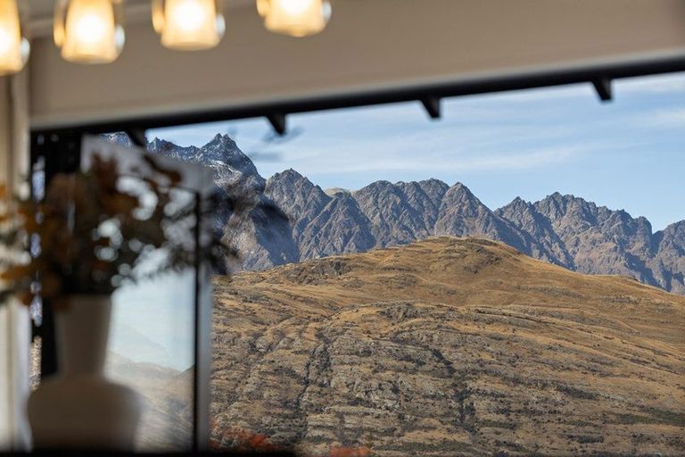 Photo of property in 1 Goldleaf Hill, Queenstown, 9300