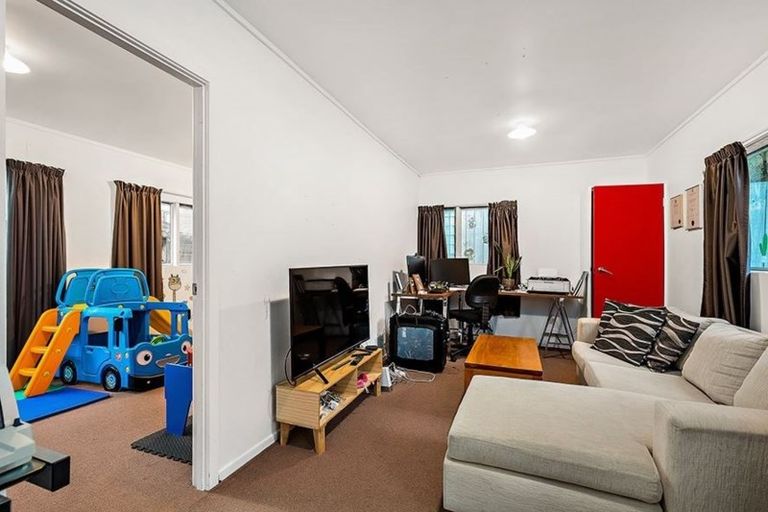 Photo of property in 25 Crompton Road, Massey, Auckland, 0614