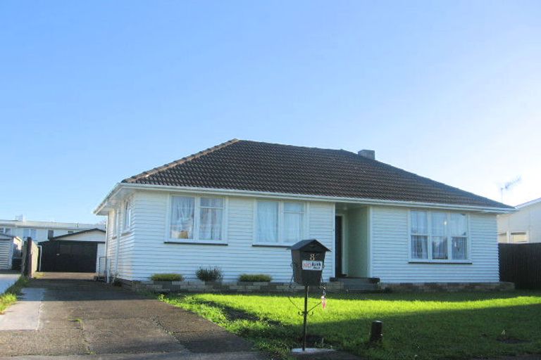 Photo of property in 8 Exeter Crescent, Takaro, Palmerston North, 4412