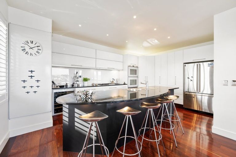 Photo of property in 5 Bayview Terrace, Oriental Bay, Wellington, 6011