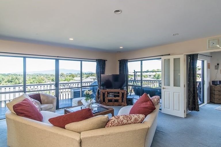 Photo of property in 54 Kakariki Grove, Waikanae, 5036