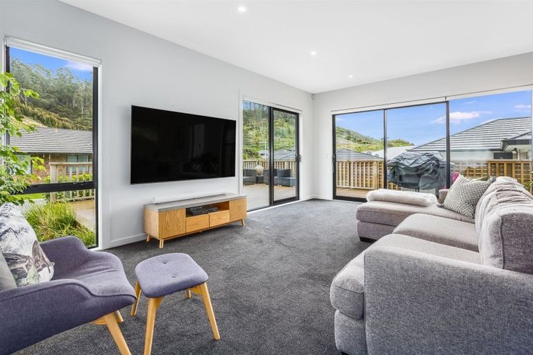 Photo of property in 5 Hull Place, Whitby, Porirua, 5024